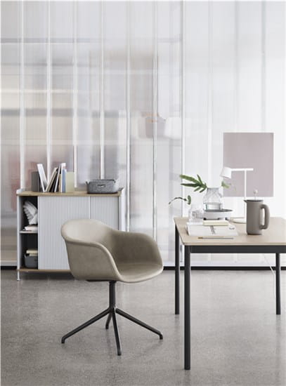 MUUTO krzesło obrotowe z podłokietnikami tapicerowane FIBER SWIVEL
