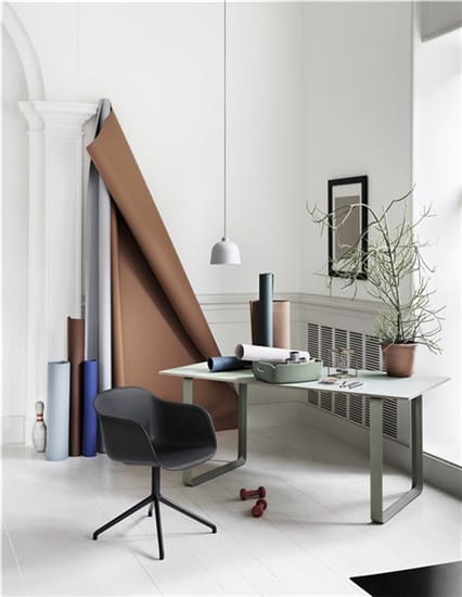 MUUTO krzesło obrotowe z podłokietnikami tapicerowane FIBER SWIVEL