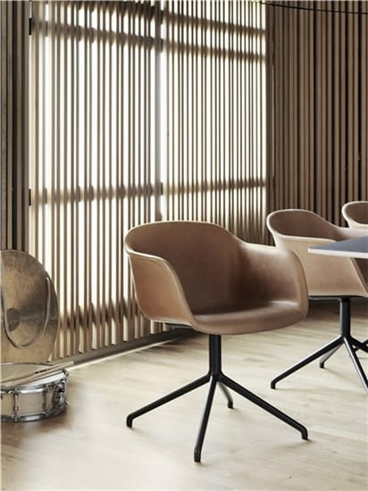 MUUTO krzesło obrotowe z podłokietnikami tapicerowane FIBER SWIVEL