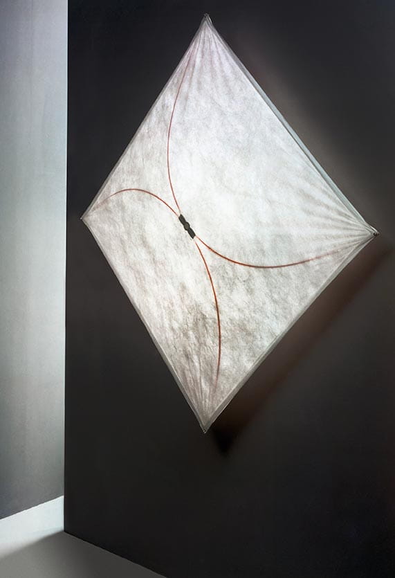 ariette-ceiling-wall-1-2-3-scarpa-flos-F04000-product-life-03-571x835-1.jpg