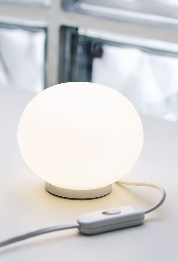 glo-ball-table-mini-morrison-flos-F41910-product-life-02-571X835.jpg