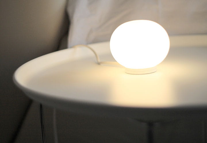 glo-ball-table-mini-morrison-flos-F41910-product-life-03-720X498.jpg