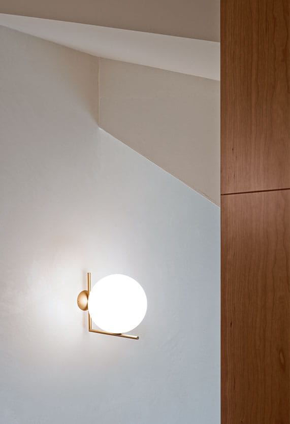 ic-cw1-anastassiades-flos-F31780-product-life-02-571x835.jpg