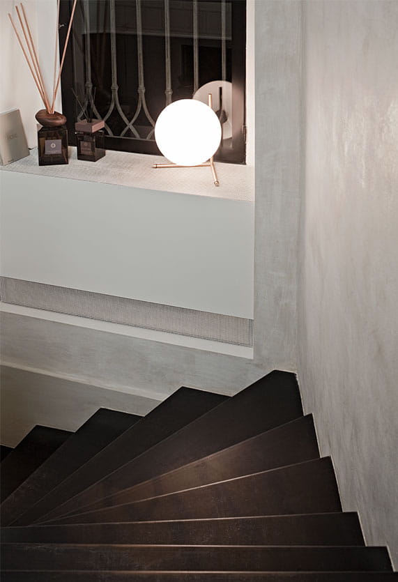 ic-table-2-anastassiades-flos-F31720-product-life-02-571x835.jpg