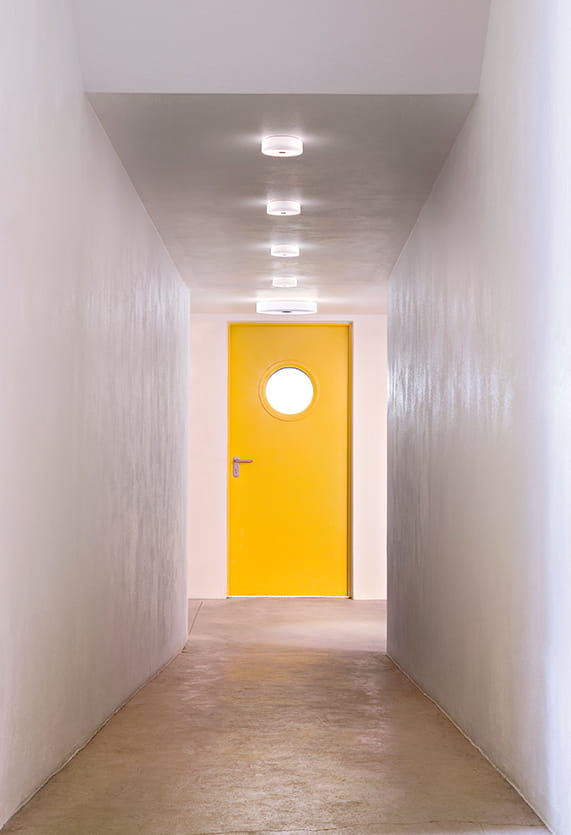 mini-button-ceiling-wall-lissoni-flos-F14910-product-life-02-571X835.jpg