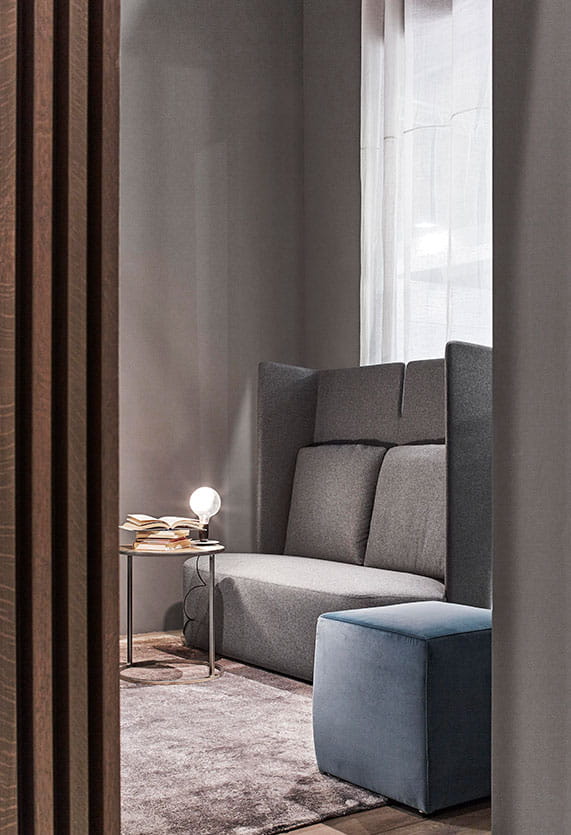 lampadina-table-castiglioni-flos-F33000-product-life-02-571X835.jpg