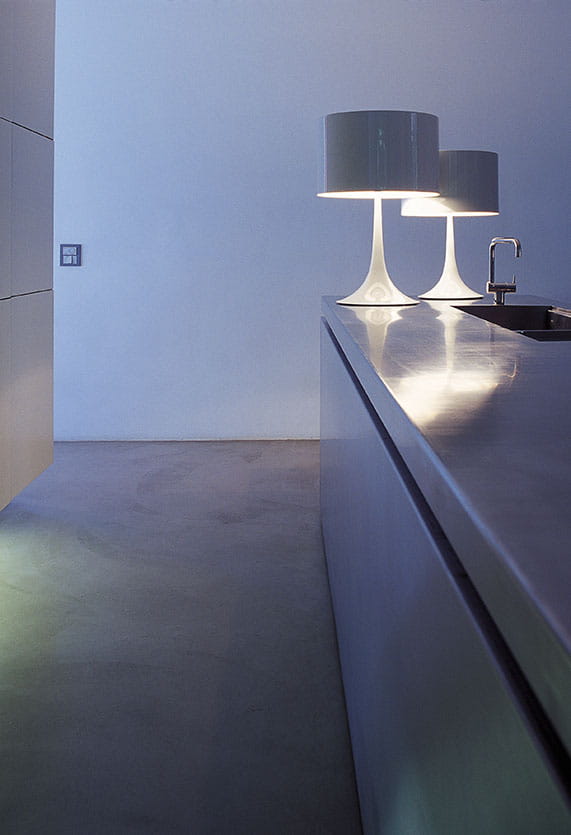 spun-light-table-1-wrong-flos-F66100-product-life-02-571X835.jpg