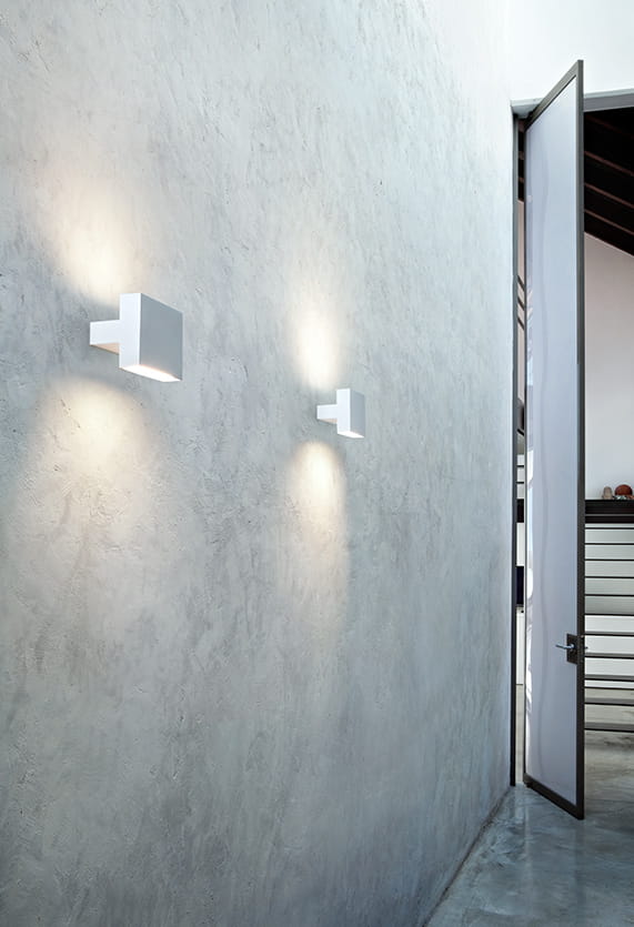tight-light-ceiling-wall-lissoni-flos-F00110-product-life-02-571x835.jpg