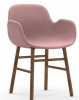 NORMANN COPENHAGEN krzesło tapicerowane z podłokietnikami FORM WOOD orzech