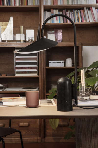 FERM LIVING lampa stołowa/biurkowa ARUM