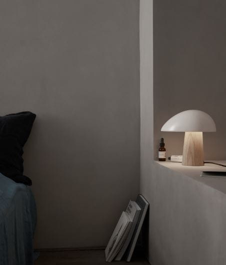 FRITZ HANSEN lampa stołowa NIGHT OWL biała drewniana podstawa