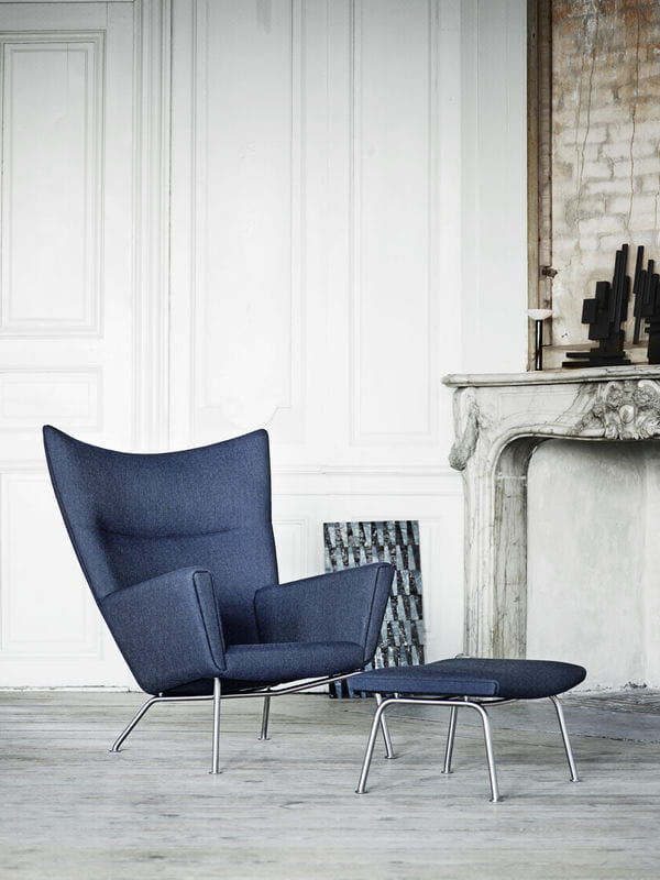 CARL HANSEN & SØN fotel tapicerowany CH445z podnóżkiem