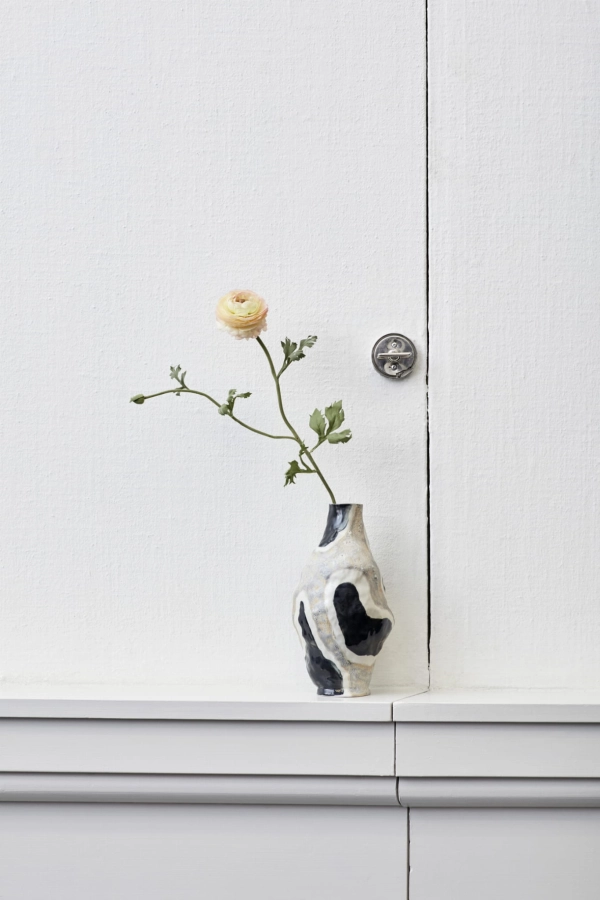 Jessica Hans Vase Glossy Cow 01.jpg