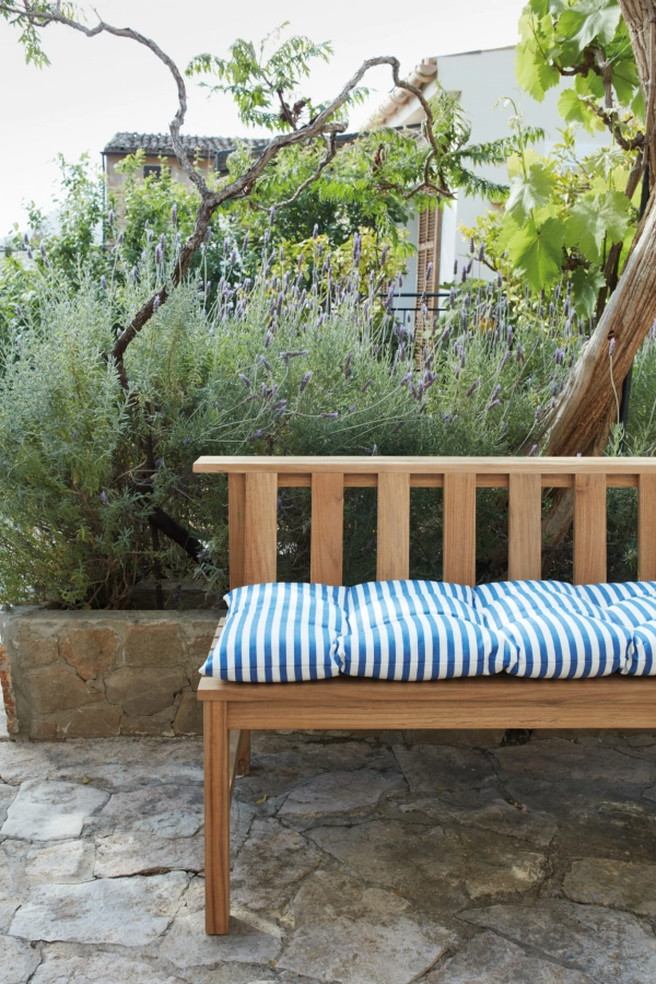 1960968 1350600 Barriere Cushion, Plank Bench_M.jpg
