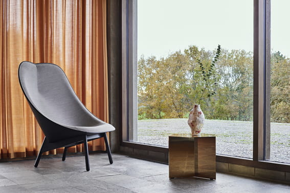 Uchiwa Front uph Steelcut Trio 124 Back uph leather Sierra SI1001_Slit Table brass_Jessica Hans Vase miro (1).jpg