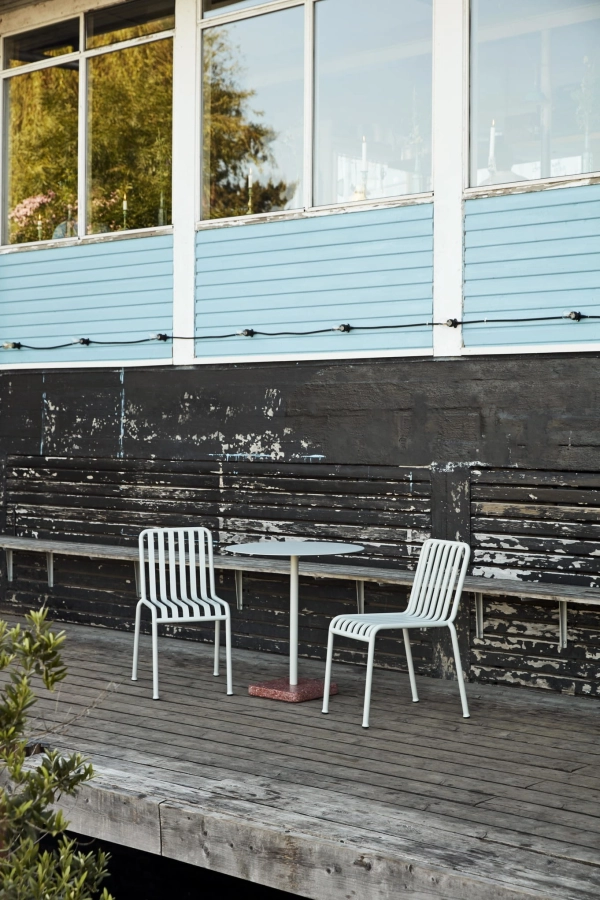 Palissade Chair sky grey_Terrazzo Table sky grey tabletop_red base.jpg
