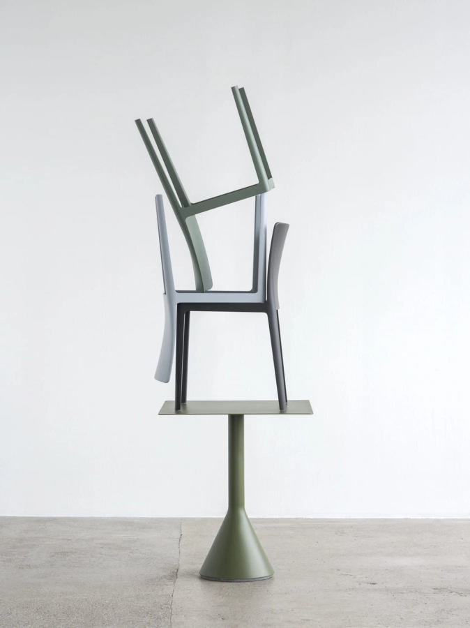 Elementaire Chair smoky green blue grey anthracite Palissade Cone Table olive.jpg