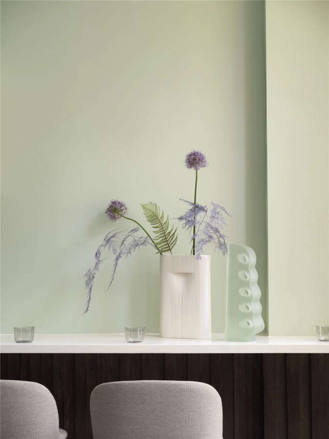 Ridge-vase-H35-off-white-corky-grey-oslo-bar-stool-ocean-32-muuto-org.jpg