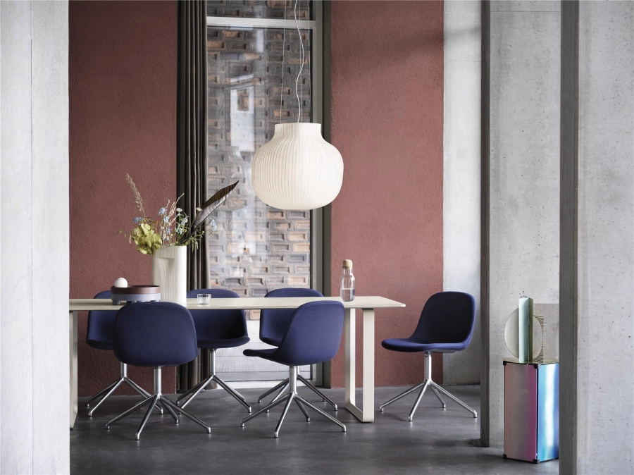 fiber-side-chair-swivel-twill-weave-780-polished-alu-70-70-table-sand-strand-pendant-ridge-vase-muuto-org.jpg
