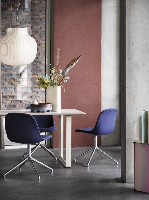 fiber-side-chair-swivel-twill-weave-780-polished-alu-70-70-table-sand-strand-pendant-ridge-platform-2-muuto-org.jpg
