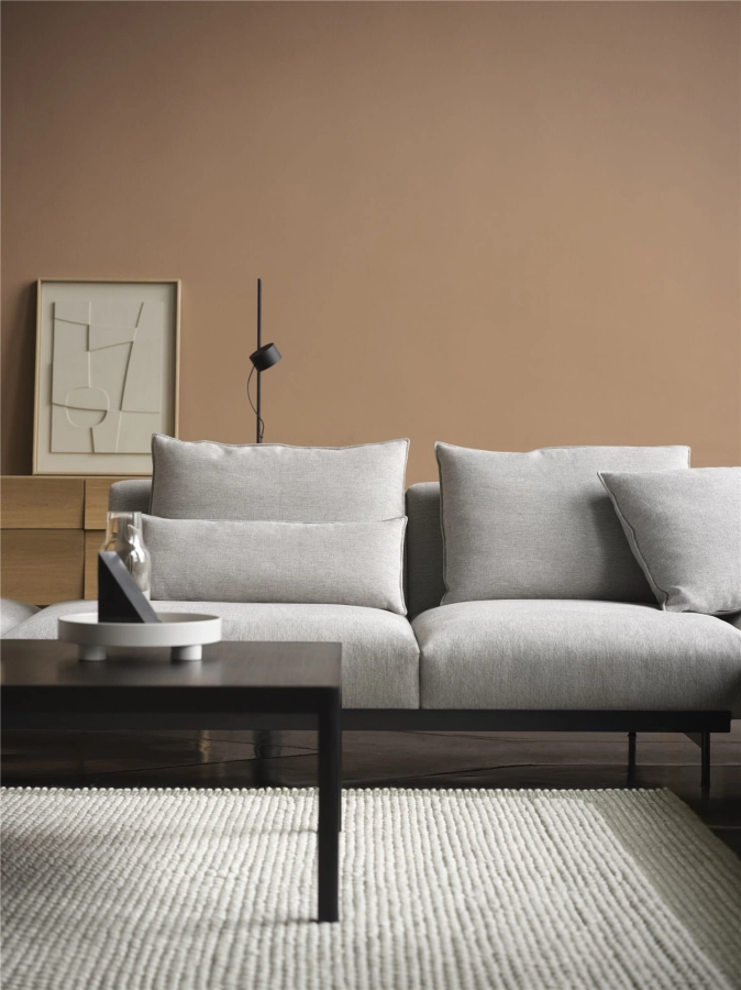 In-situ-sofa-clay-12--pebble-rug-light-grey-workshop-black-platform-muuto-org.jpg