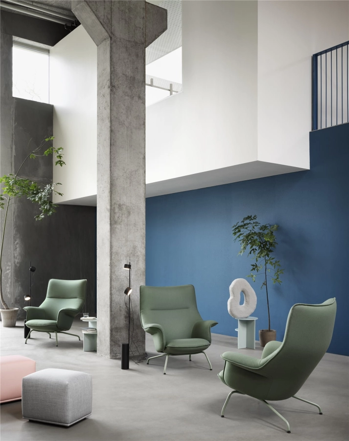 doze-lounge-chair-forest-nap-952-post-floor-lamp-halves-table-echo-pouf-remix-123-forest-nap-512-muuto-org.jpg