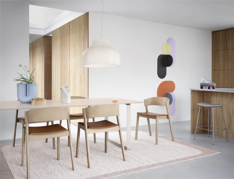 cover-side-chair-oak-cognac-refine-leather-70-70-table-sand-strand-pendant-lamp-kink-vase-muuto-org.jpg