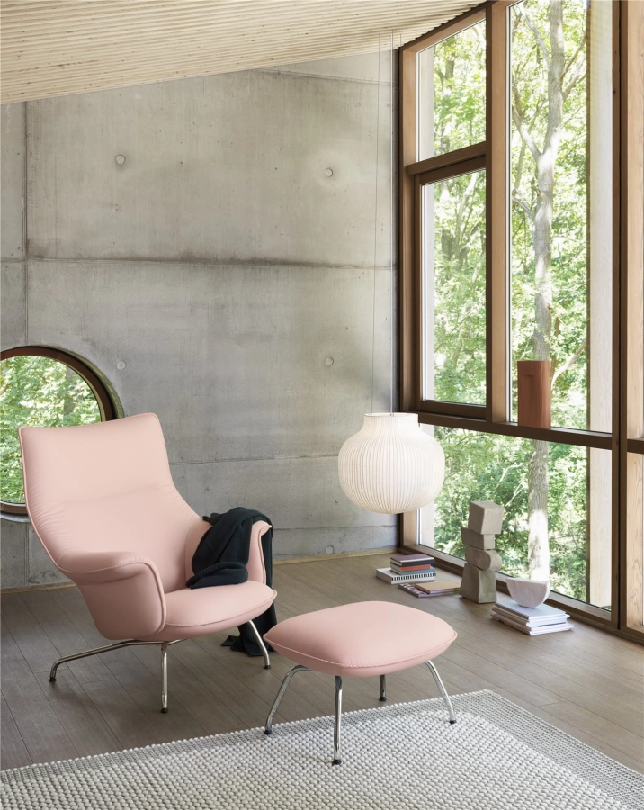 doze-lounge-chair-ottoman-forest-nap-512-chrome-strand-lamp-closed-ridge-vase-pebble-rug-muuto-org.jpg