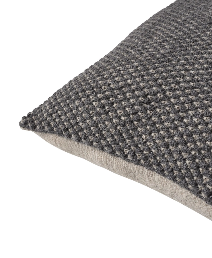 Twine-cushion-dark-grey-detail-Muuto-5000x6089-hi-res.jpg