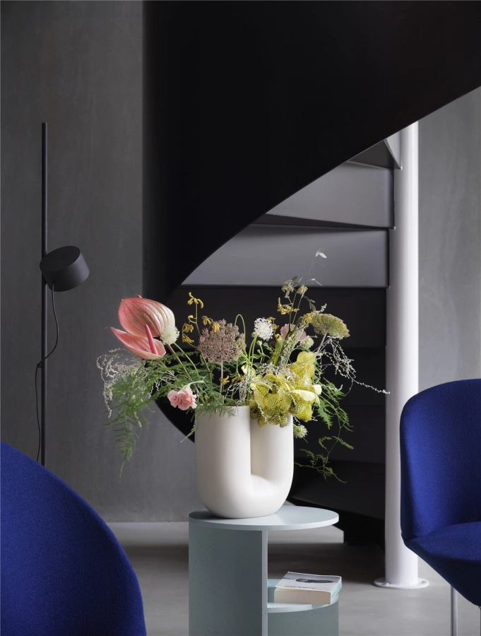 kink-vase-sand-halves-table-sage-green-post-floor-lamp-oslo-lounge-chair-vidar-772-chrome-muuto-org.jpg