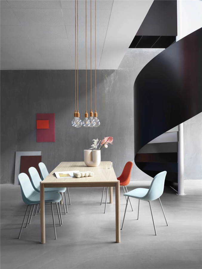 fiber-side-tube-forest-nap-912-552-grey-linear-wood-table-oak-e27-lamp-kink-vase-muuto-org.jpg