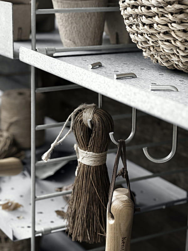 inspiration-string-system-outdoor-galvanized-hooks-upclose-2_portrait_large.jpg
