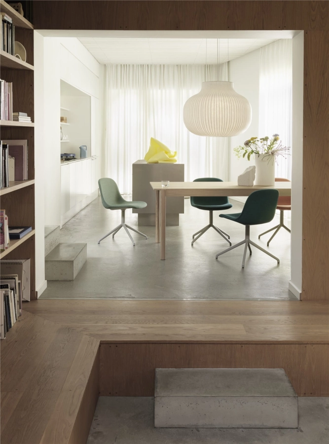 linear-wood-oak-table-fiber-side-chair-swivel-canvas-2-0926-0984-remix-2-452--strand-lamp-closed-ridge-vase-muuto-org.jpg