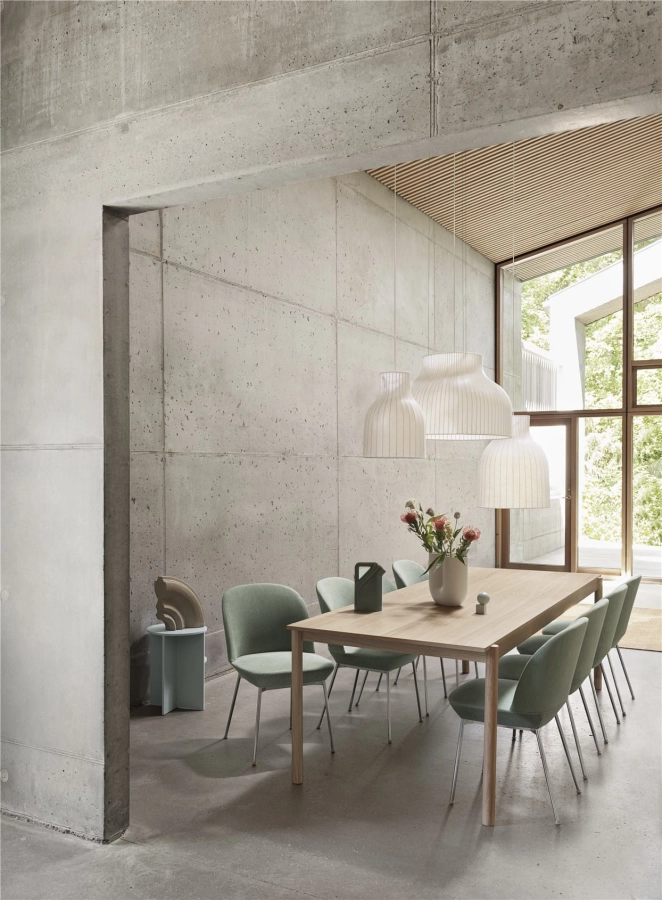 linear-wood-oak-table-oslo-side-chair-still-941-chrome-strand-pendant-lamp-halves-table-ply-rug-muuto-org.jpg