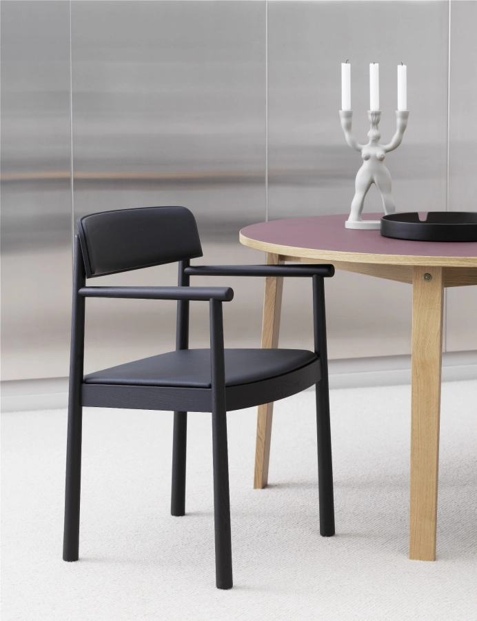 2020_Timb_Armchair_Uph_Black_Ultra_Black_Slice_Table_Ł120_4154_01.jpg