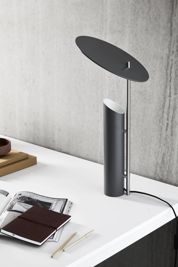 designerska lampa na biurko