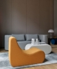 kolorowy fotel w stylu lat 70