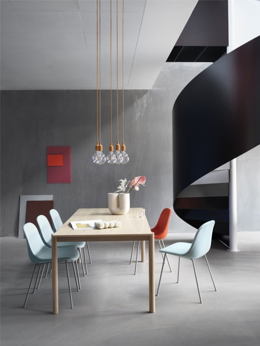 fiber-side-tube-forest-nap-912-552-grey-linear-wood-table-oak-e27-lamp-kink-vase-muuto-org_(150).jpg