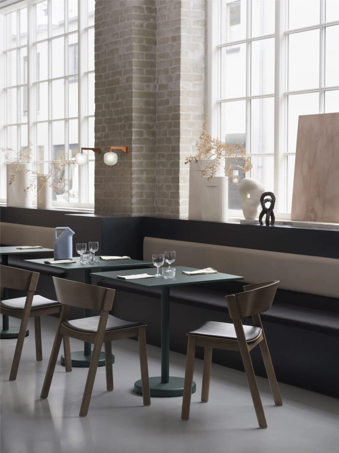 cover-side-chair-stained-dark-brown-refine-leather-black-linear-steel-cafe-table-dark-green-rime-wall-lamp-orange-muuto-org_(150).jpg