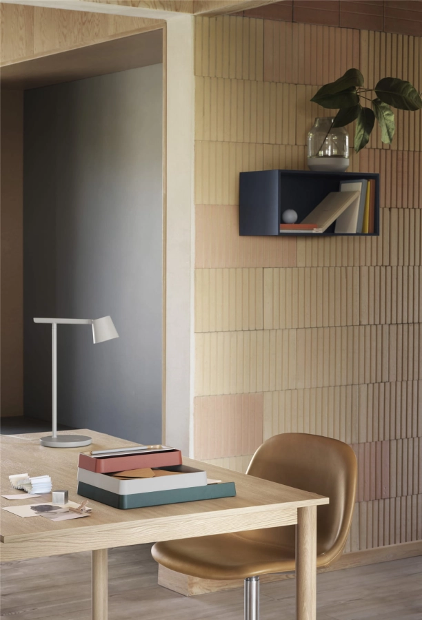 Arrange-Desktop-Series-Linear-Wood-Table-140-tip-table-lamp-grey-Mini-Stacked-midnight-blue-fiber-side-cognac-chrome-muuto-med-res_(150).jpg