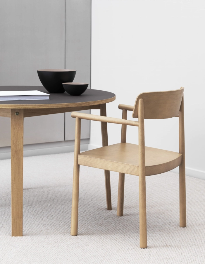 2020_Timb_Armchair_Tan_Slice_Table_Ł120_4166_01.jpg