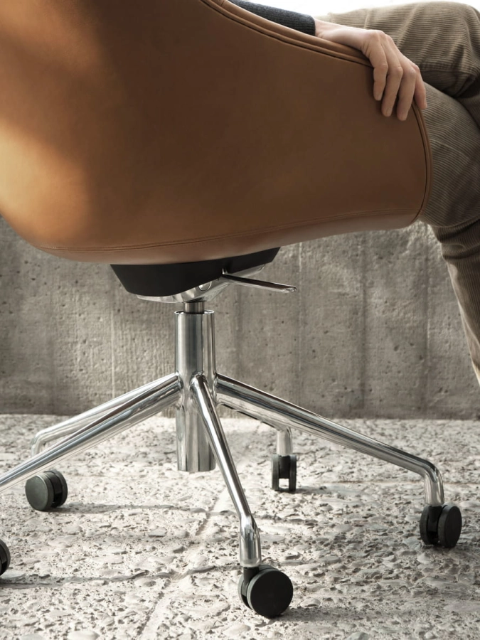 AAC 155_Sense cognac alu tilt swivel base.jpg
