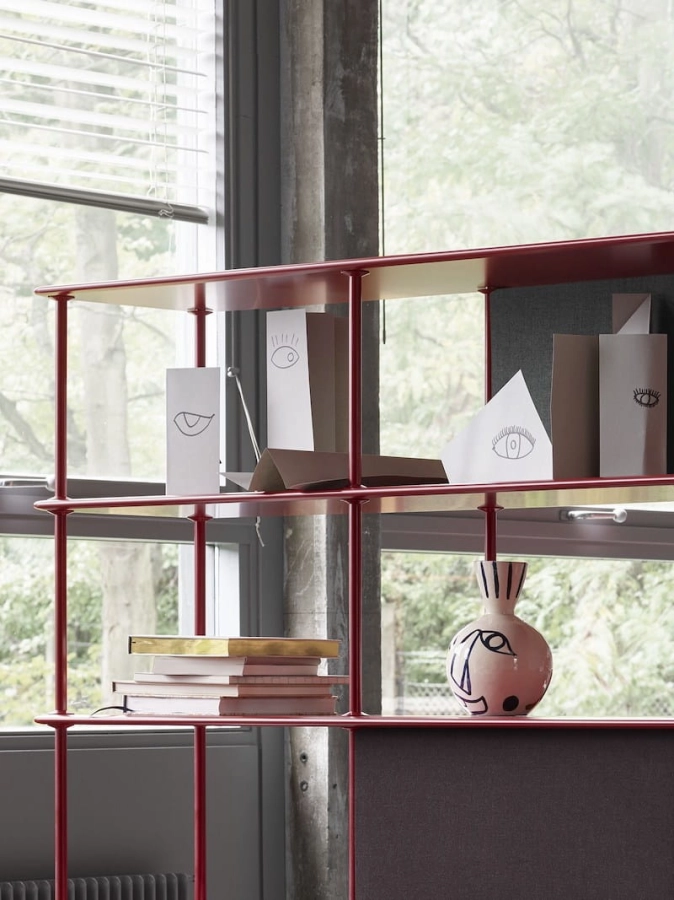 montana_office_s03_hilow_montanafree_beetroot_officeunit_monarch_lockers_beetroot_h.jpg