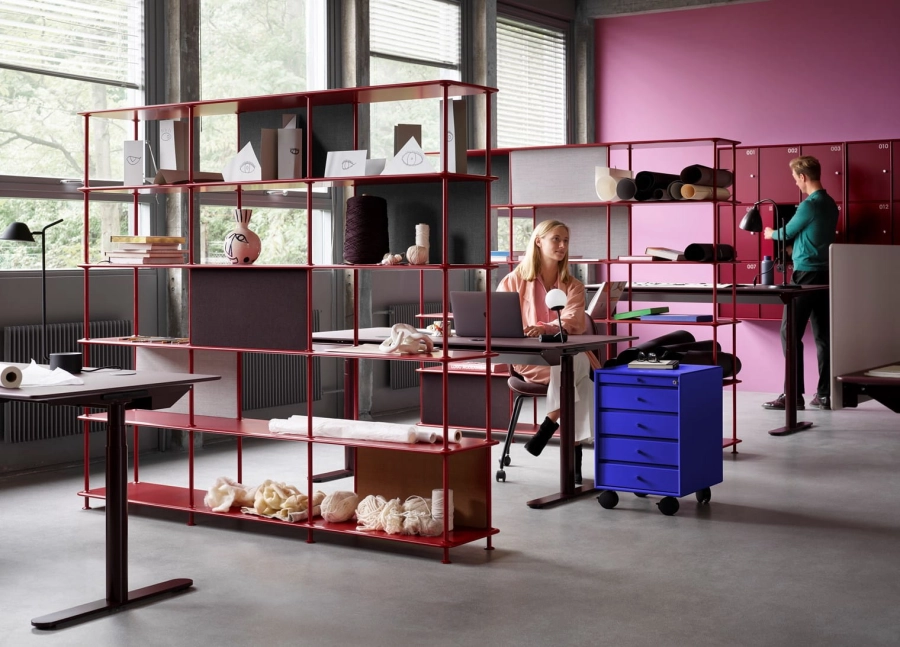 montana_office_s03_hilow_montanafree_beetroot_officeunit_monarch_lockers_beetroot_personality_w.jpg