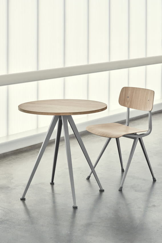 Pyramid Cafe Table 21 Top matt lacquer oak Frame beige_Result Chair wb lacquer oak seat_beige base 02.jpg