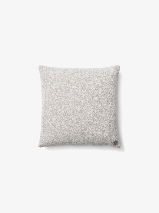 SC28_Tradition_Collect_Boucle_Cushion_IvorySand_logo-1500x2000.jpeg