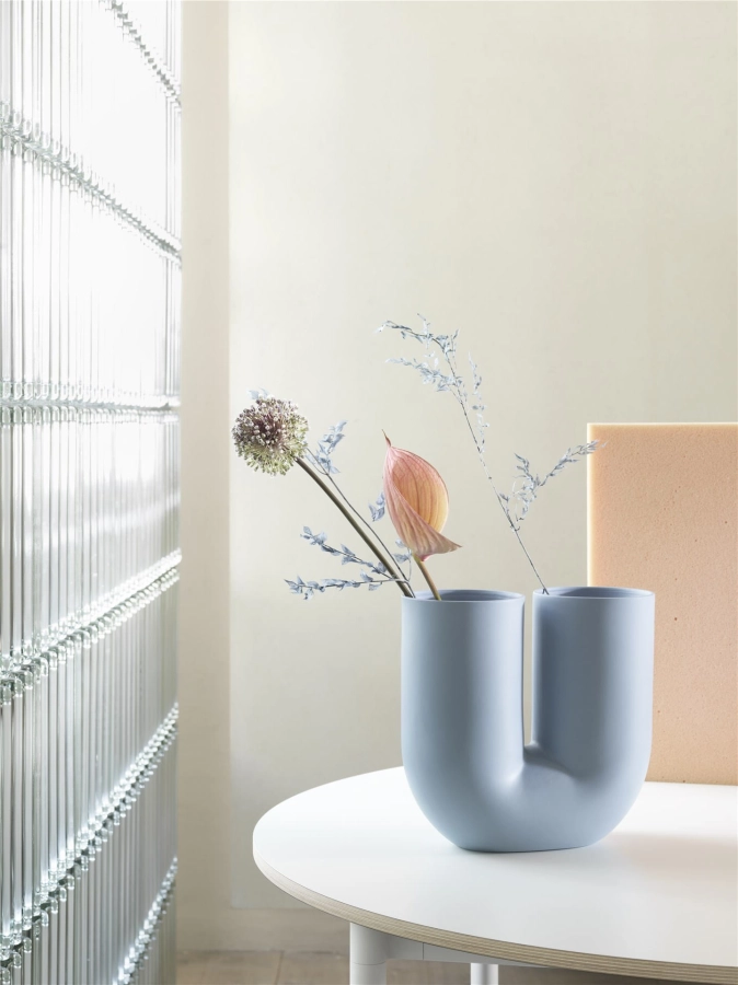 kink-vase-base-table-round-muuto-org.jpg