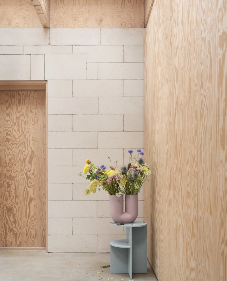 16640-kink-vase---lifestyle-image.webp