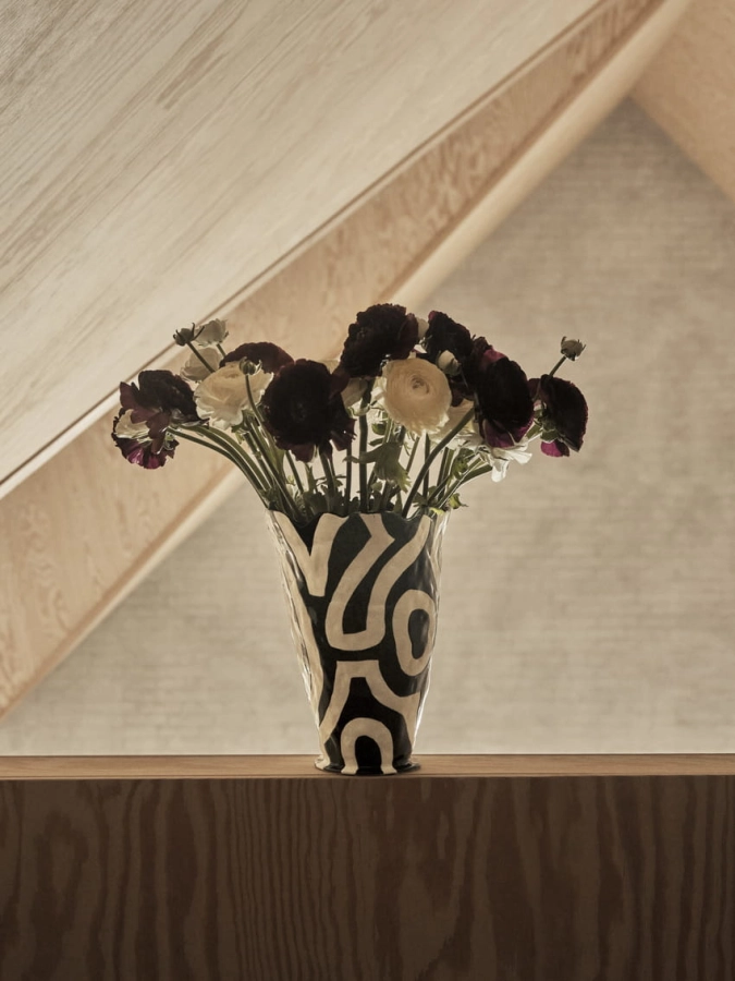 Jessica Hans Shadow Vase black and white_01.jpg