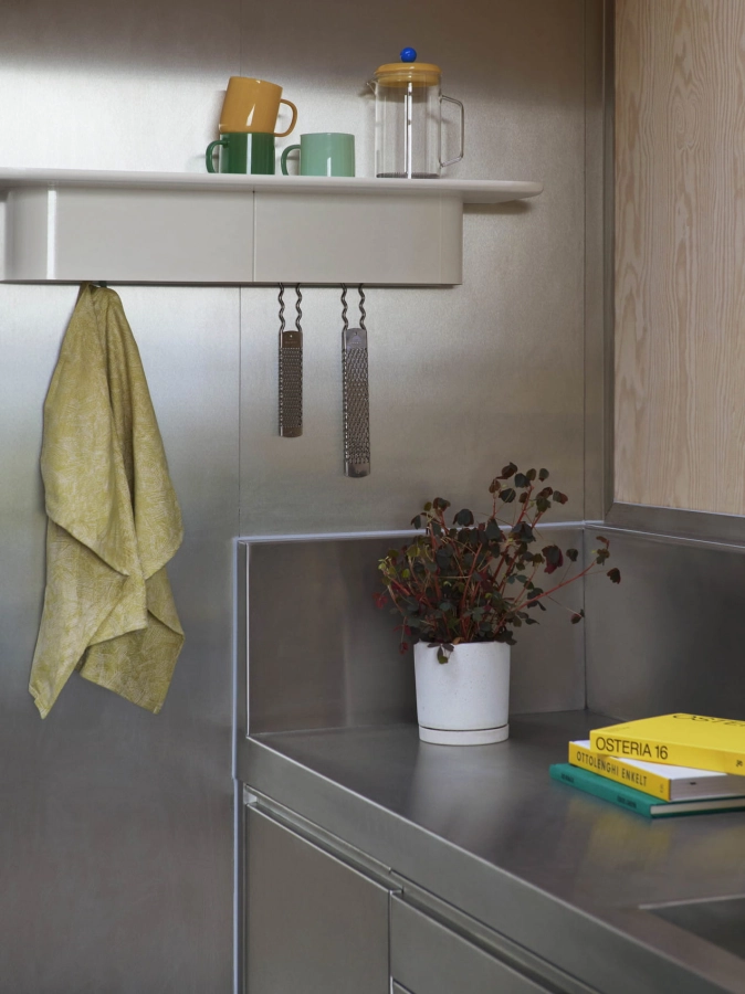 Korpus Shelf L cream_Borosilicate Mug jade yellow_French Press Brewer clear_Plant Pot with Saucer white .jpg